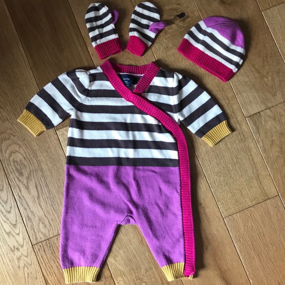 EUC 0-3 Month Girls GAP Outfit + Hat & Mittens
